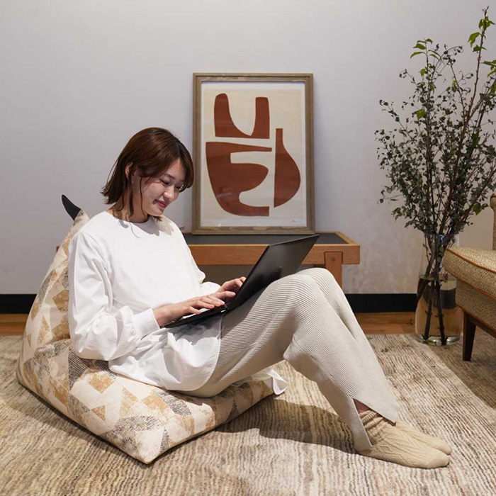 大東寝具工業 x CRAHUG「ビーズクッションNAGI」