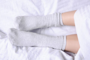 〈眠りの小さな疑問〉寝るとき、靴下は履いたほうがいい？ 足元の冷えと眠りの関係